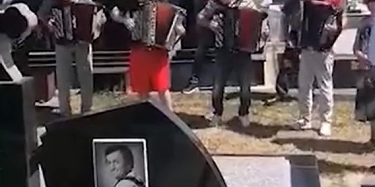 Pesma se ori grobljem - Na pomenu pevaču zasvirala četvorica harmonikaša (VIDEO)