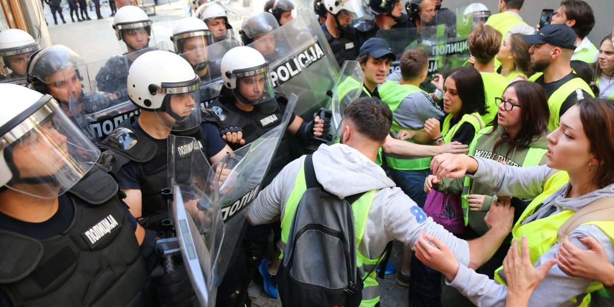 Nasilni blokaderi prave haos u Novom Pazaru, ne daju zaposlenima da uđu u sud: Reagovala policija (FOTO)