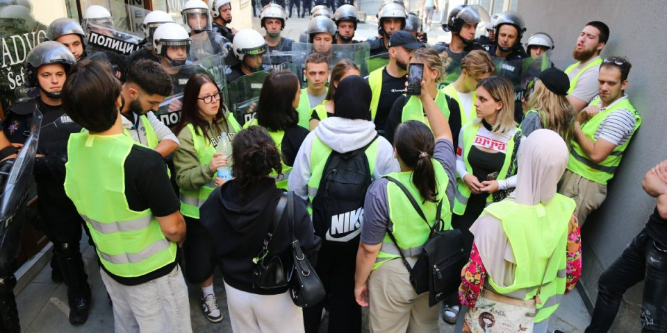 Blokaderi u nebranom grožđu, tvrde da im se uprava sveti: Mesecima terorisali DUNP, sad zakukali kad im je sve došlo na naplatu (VIDEO)