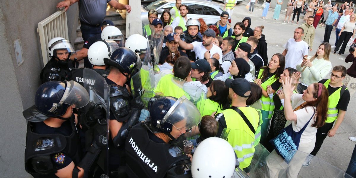 Spasić: Sprečiti fašističke falange da razbijaju i glave i izloge