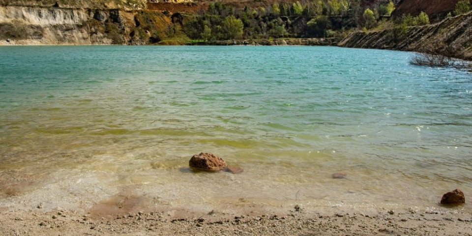 Nisu Maldivi, već srpsko jezero: Turisti poludeli za ovim rajem - Tirkizna voda kao iz bajke (FOTO)