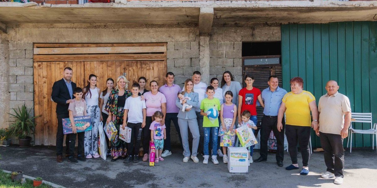 Kampanja "Bliže ljudima" - jednaka pažnja za sve: Ministarka Đurđević Stamenkovski u poseti višečlanim porodicama (FOTO)