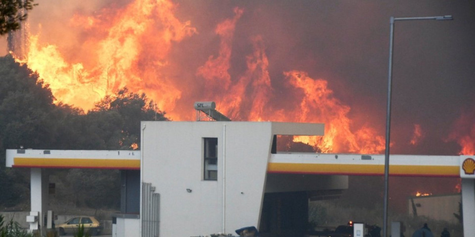 Piroman izazvao požar u Crnoj Gori! Zapalio kablove, pa pobegao