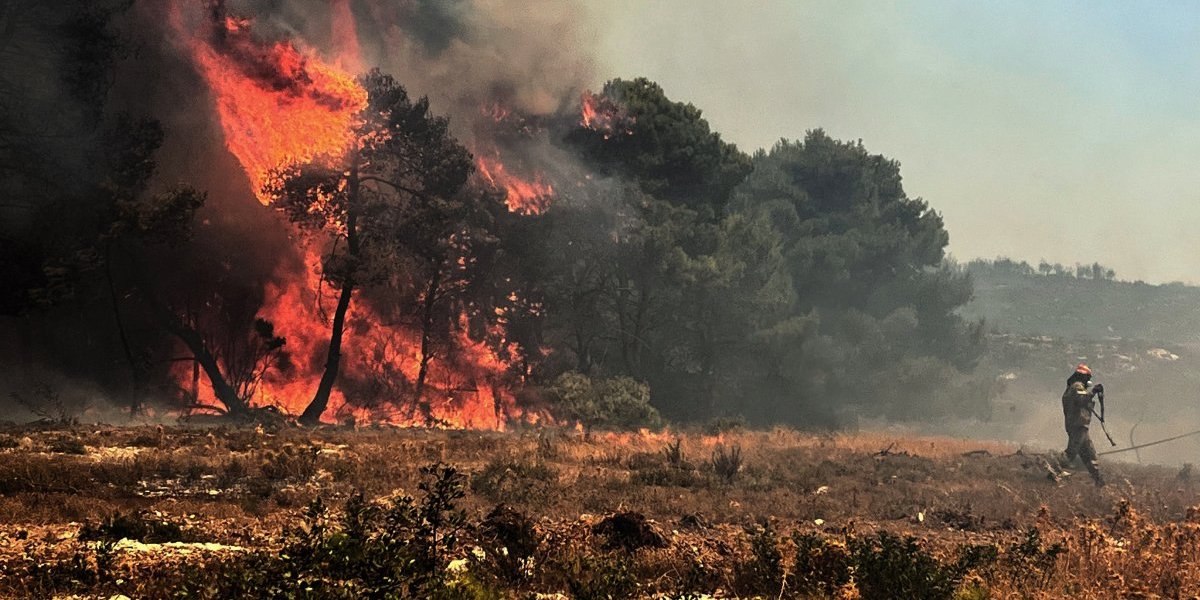 Pakao u Grčkoj! Požari okružili ostrva: Turisti beže sa plaža, vatra preti kućama! (FOTO/VIDEO)