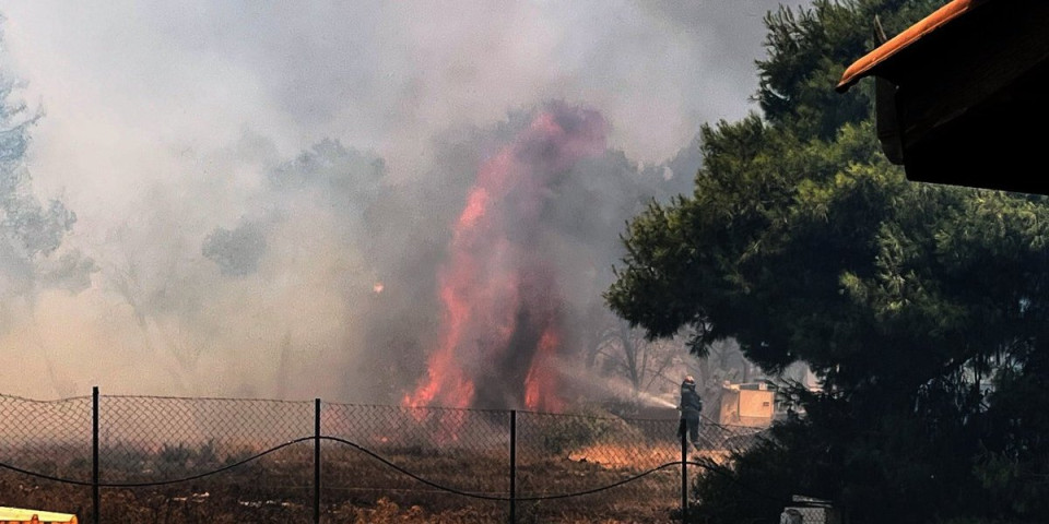 Stihija u Grčkoj: Vetar širi požar u Ahaji, evakuacije u toku, opasnost od eksplozija u fabrikama (VIDEO)