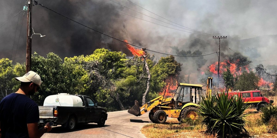 Bukti požar na Halkidikiju: Vozila se preusmeravaju - Evo gde tačno (FOTO)