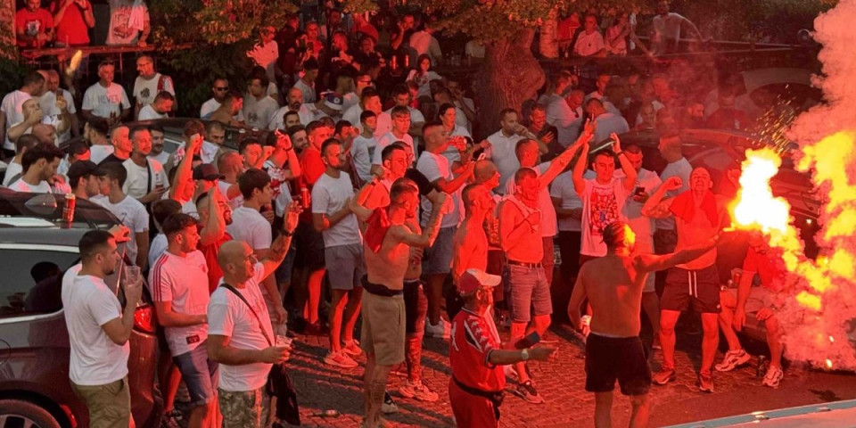 Ori se pesma "delija", bakljada ispred "Marakane" - Nema igla gde da padne, pogledajte atmosferu (FOTO/VIDEO)
