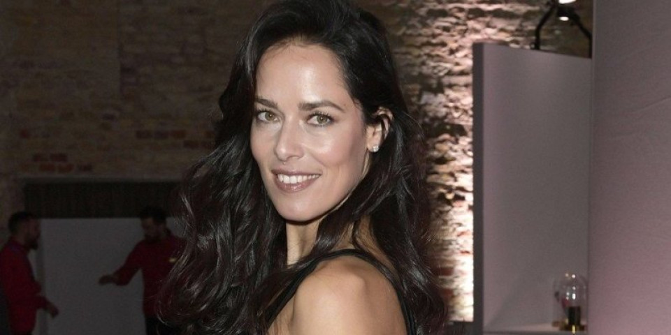 Bastijan? Koji Bastijan? Ana zablistala u belom bikiniju, neka Švajni radi šta hoće (FOTO)