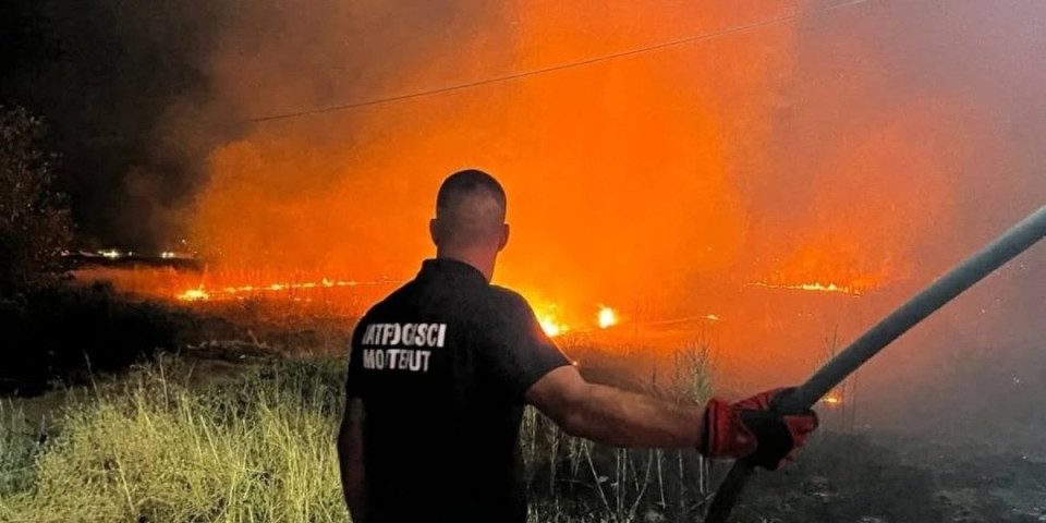 Teška noć za Crnogorce: Vatra bukti, turisti u panici