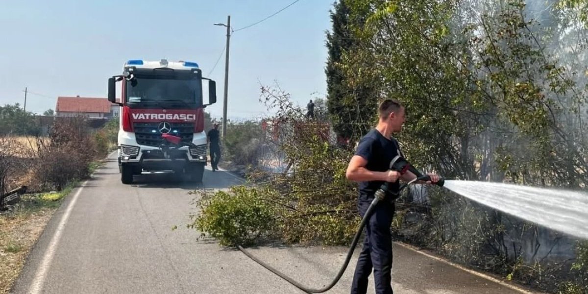 Vatrogasci gase požar