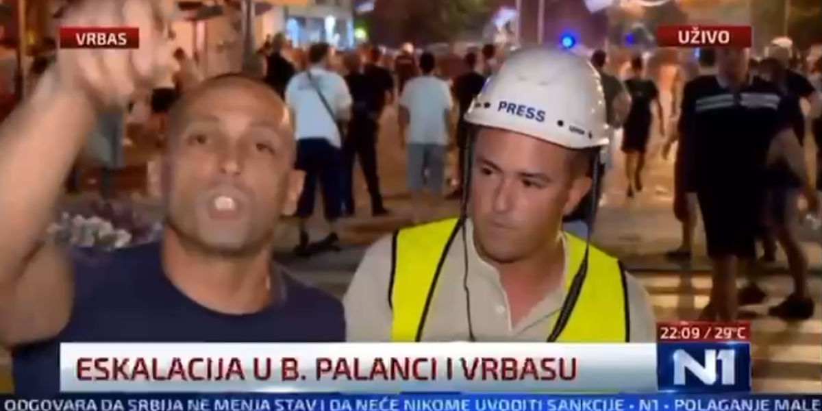 Divljak s čekićem u ruci pretio Vučiću: Naoružani do zuba došli u Vrbas - novinar tajkunske N1 zato stavio šlem?! (VIDEO)