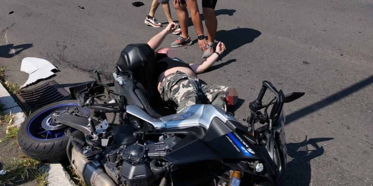 Prelom potkolenice, čovek kuka na sav glas, krv po putu: Udes kod Sava centra, motociklista jezivo povređen (FOTO)