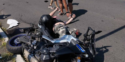 Kako Informer saznaje, u blizini Sava centra došlo je do jezivog udesa, u kojem je teško povređen motociklista.