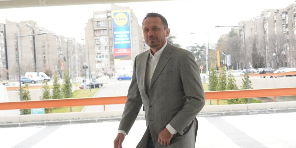 MEGA EKSKLUZIVA: Informer “uhvatio” slavnog košarkaša: Šta to radi u Skupštini?! (VIDEO)