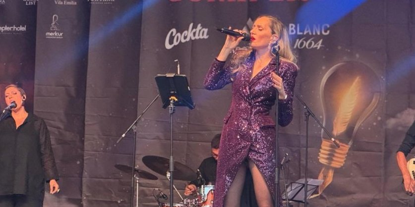 Jelena Gavrilović izašla na binu u dubokom šlicu, zapevala "Đurđevdan" i "oduvala" Vrnjačku Banju (VIDEO)