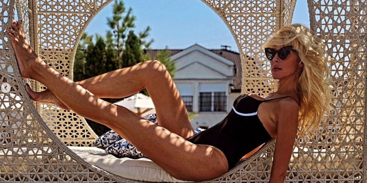 (FOTO) Iva Štrljić u kupaćem puca od seksepila: Glumica zategnuta kao praćka, komentari pljušte