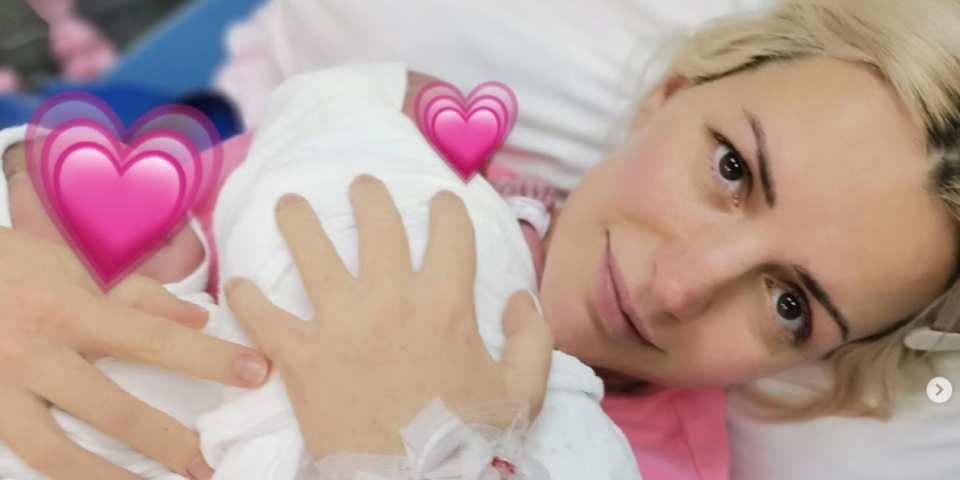 Porodila se pevačica i na svet donela bliznakinje: "Bilo je suza, borili smo se"