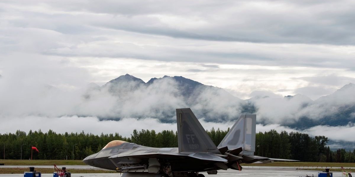Suške će da grme iznad Aljaske! Američki lovci F-22 Raptor iz baze Elmendorf-Ričardson dočekuju ruske Su-35