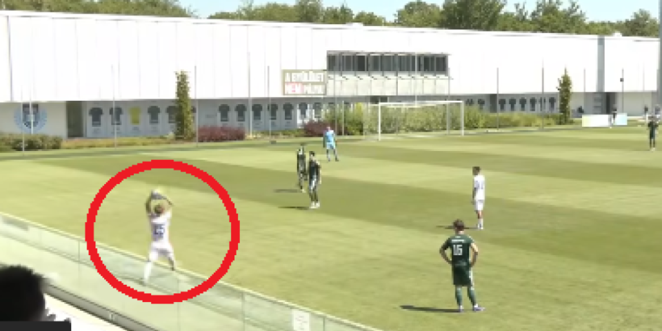 Ovo je nezabeleženo u istoriji fudbala - Igraču priznat gol iz auta, navijači nisu verovali šta se dogodilo (VIDEO)