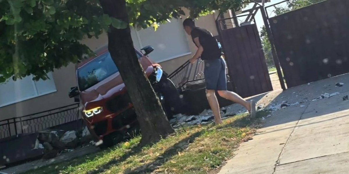 Preticao u krivini, pa se zakucao u drvo: Jeziva scena u Žablju (FOTO)