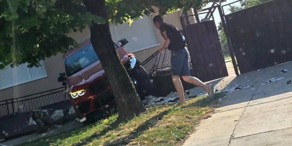 Preticao u krivini, pa se zakucao u drvo: Jeziva scena u Žablju (FOTO)