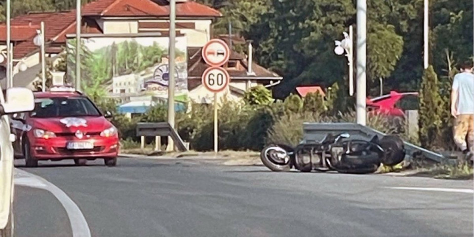 Motociklista udario u bankinu: Teška saobraćajka kod Čačka (FOTO)