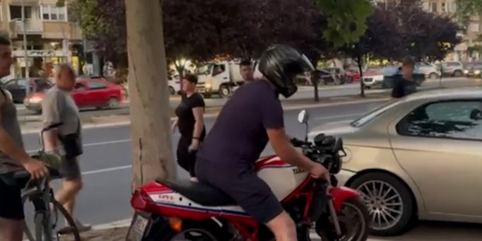 Slika i prilika blokadera-neandertalca! Psuje majku pristojnim građanima i provocira - jezivo  (VIDEO)