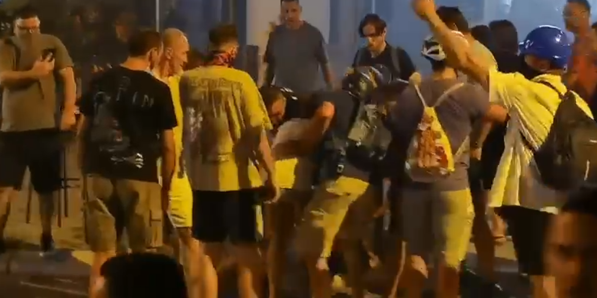 (VIDEO) Zveri! Blokaderi brutalno pretukli mladića u Novom Sadu - šutirali ga dok je ležao na zemlji