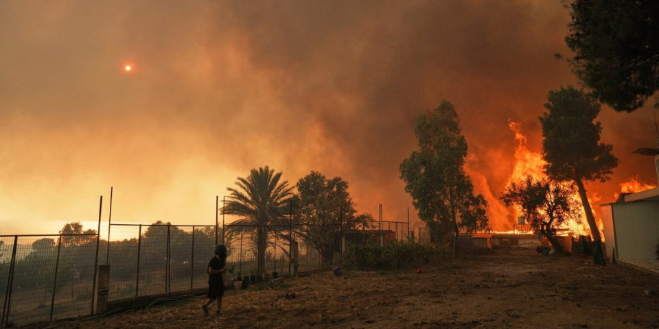 Grčka u borbi protiv požara, avioni i vatrogasci na ivici izdržljivosti, vatra guta sela (FOTO/VIDEO)
