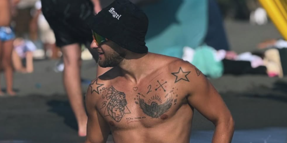 Pevaču zamalo ispao mačor: Opustila mu se ruka, spustio kupaći previše (VIDEO)