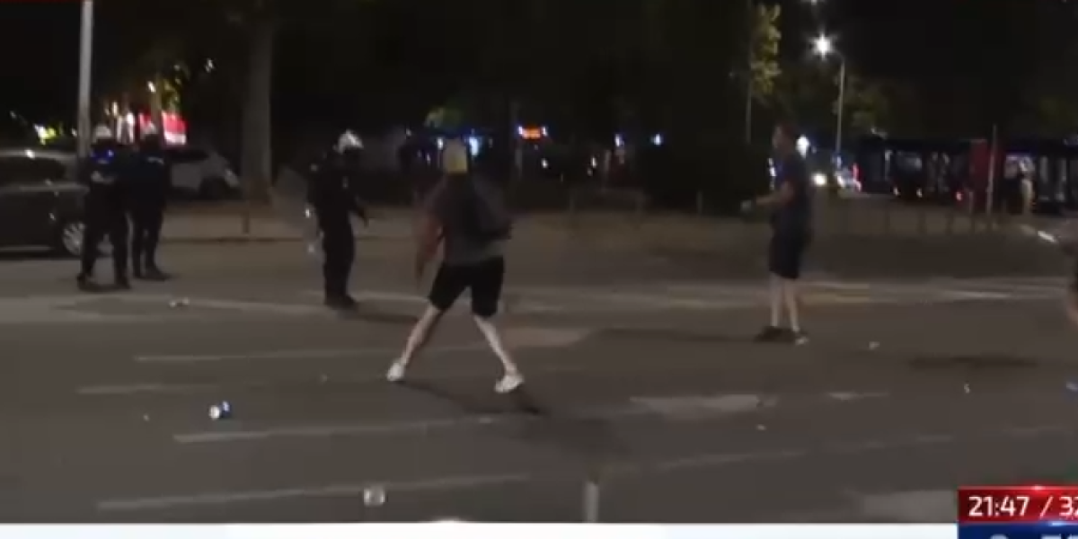 BLOKADERI NAPALI POLICIJU: Jeziv snimak nasilja na Novom Beogradu (VIDEO)