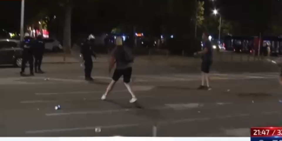 BLOKADERI NAPALI POLICIJU: Jeziv snimak nasilja na Novom Beogradu (VIDEO)