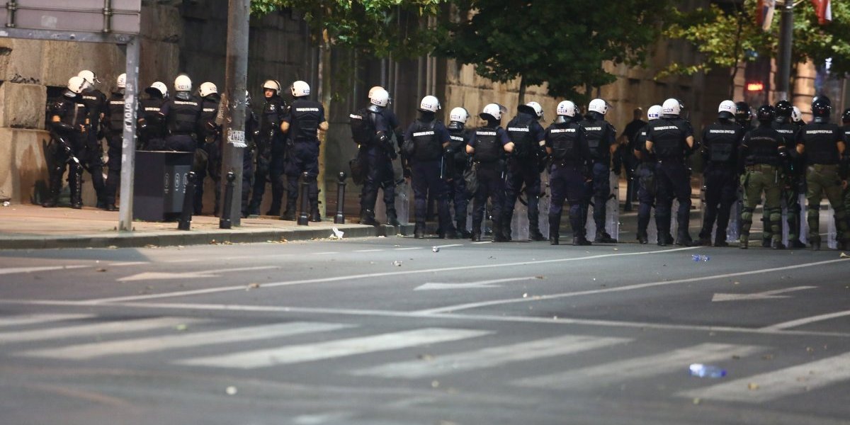 Šta je blokaderi, bežanija, a?! Kordon policije krenuo kroz Nemanjinu, ustaše se razbežale na sve strane (VIDEO)