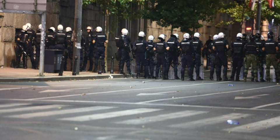 Šta je blokaderi, bežanija, a?! Kordon policije krenuo kroz Nemanjinu, ustaše se razbežale na sve strane (VIDEO)