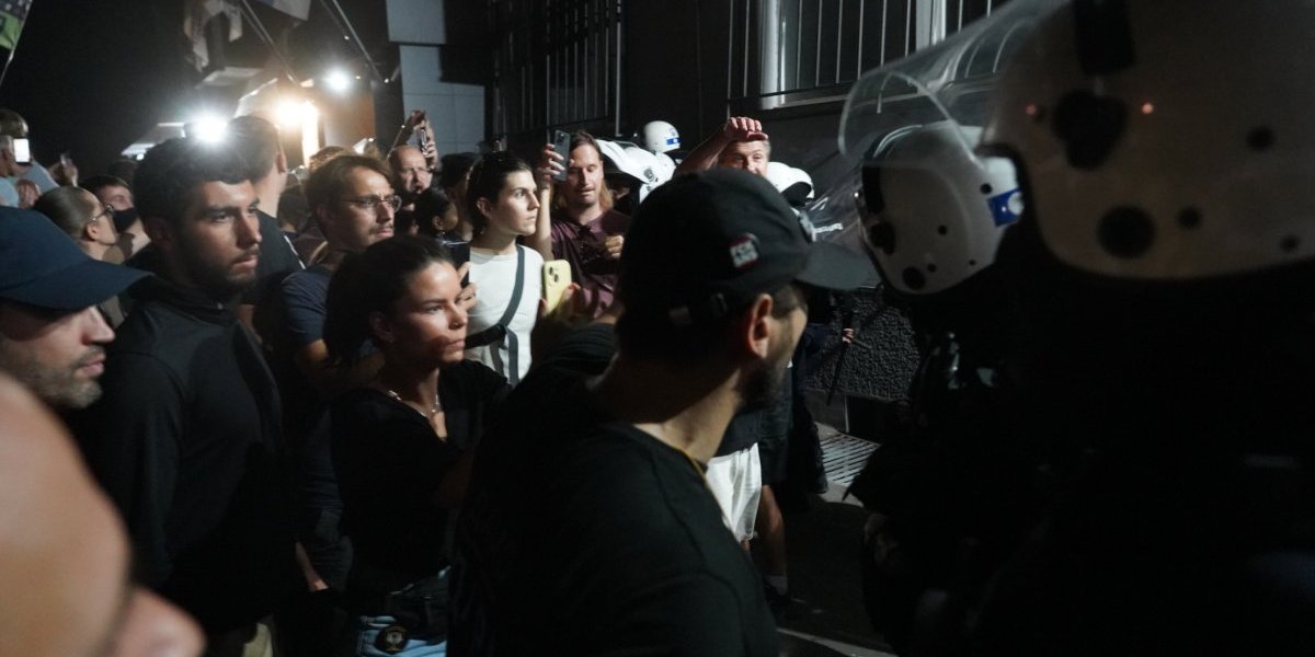 (FOTO) Dno dna! Opozicioni nasilnik likuje dok pripadnik Kobri krvari!