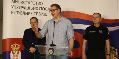 Dok blokaderi psuju majku predsedniku opštine Inđija, Šolakova Nova S deli snimak i optužuje ga da se "sukobi sa građanima".