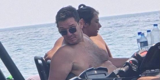 Srbija gori, a Šarović se brčka: Propali političar huškao na građanski rat, pa zbrisao na more (FOTO)