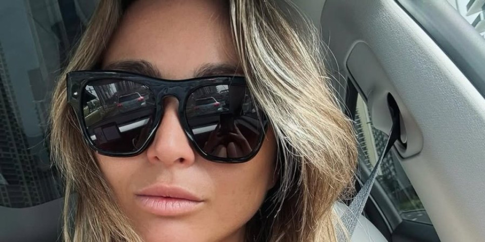 Goriii, teniserka se skinula - Grudi u prvom planu, manji bikini niste videli (FOTO)