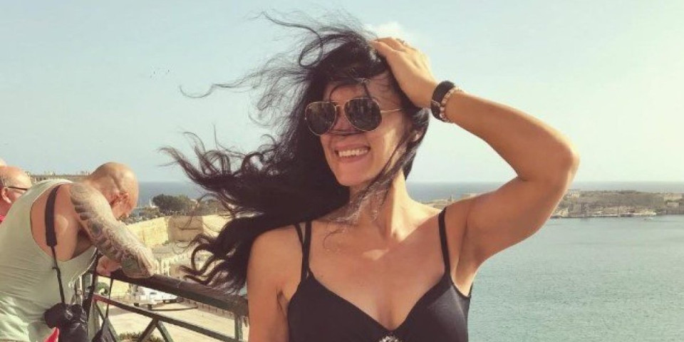 Bivša pevačica grupe Luna posle 10 godina stala pred kamere – Maja Marković lepša nego ikada (FOTO)