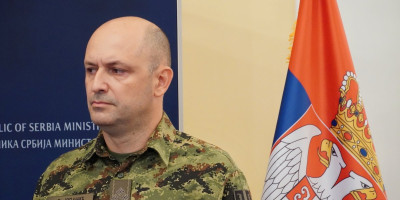 Direktor Vojnobezbednosne agencije (VBA) Đuro Jovanić obratio se javnosti povodom sinoćnjih nemilih događaja u Novom Sadu, gde su blokaderi nemilosrdno napadali pripadnike snaga bezbednosti, koristeći raznorazno oružje.