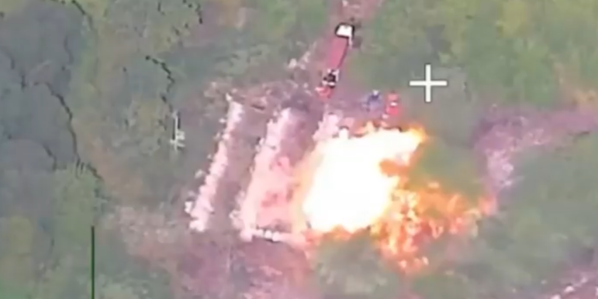 (VIDEO) Šta su ovo uradili Rusi?! Ukrajinci natovarili šlepere oružjem, a onda se pakleno oružje obrušilo na njih - rezultat je jeziv