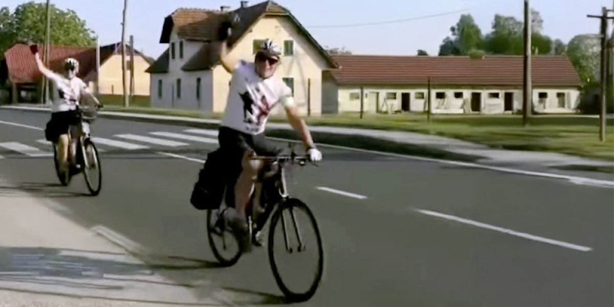 Neverovatan poduhvat: Elšnikovi roditelji na biciklima stižu na "Marakanu" (VIDEO)
