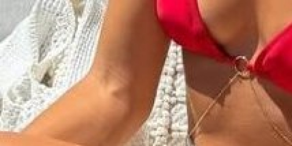 Ana mami uzdahe na plaži: Srpkinja grmi u crvenom bikiniju (FOTO)