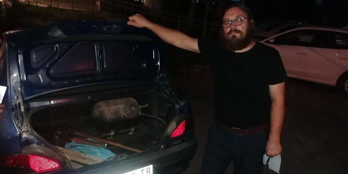 Naci-sveštenik sa punim gepekom drvenih palica! Policija u Aranđelovcu zaustavila popa - poneo oružje na protest (FOTO)