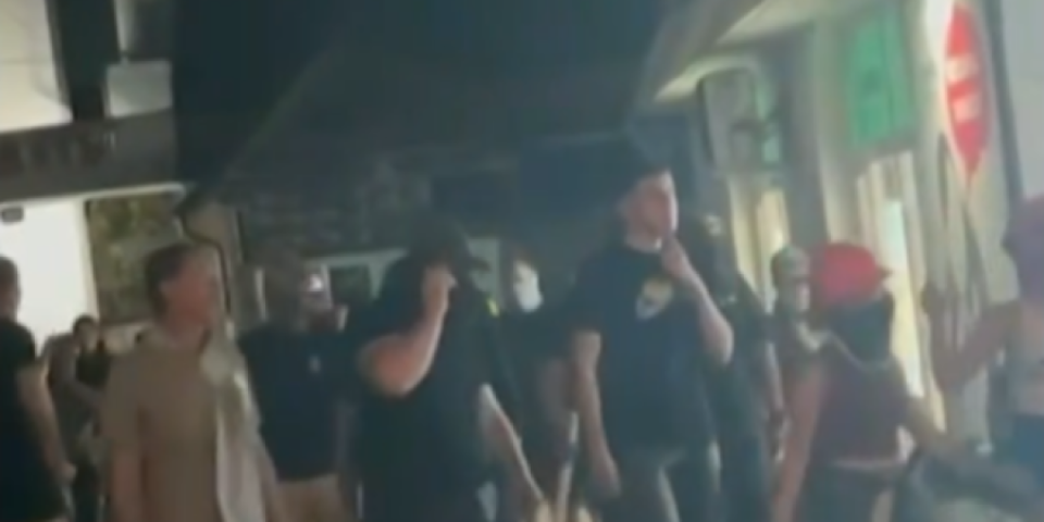 Maskirani, opasni i naoružani! Jezivi snimak blokadera u Novom Sadu - spremni na najgore nasilje! (VIDEO)