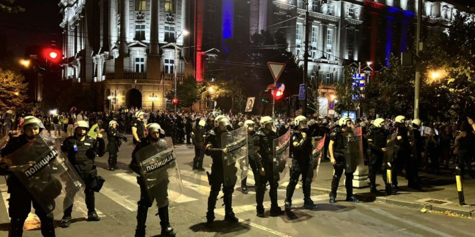 Jezive pretnje blokadera: Traže smrt za sve policajce (FOTO)