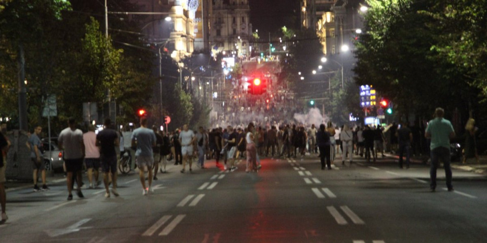 Mlate motkama, psuju i prete, pa beže kao miševi! Ovako su blokaderi uhvatili maglu kad je policija krenula ka njima (VIDEO)