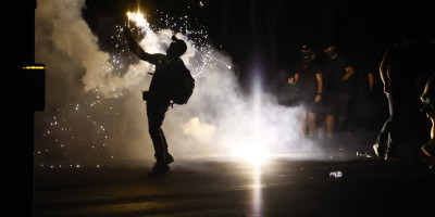 Informer je došao u posed snimaka koji dokazuju brutalno nasilje blokadera terorista koji su sinoć u Valjevu linčovali policiju.