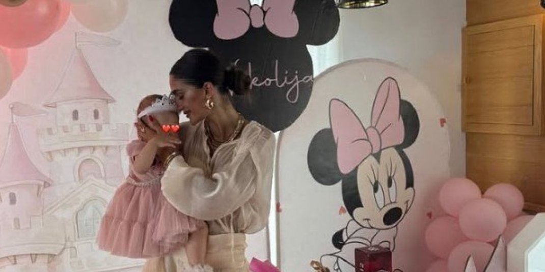 Porodica Đuričić van sebe od sreće - Anđela se vratila u Crnu Goru, a onda obradovala vestima (FOTO)