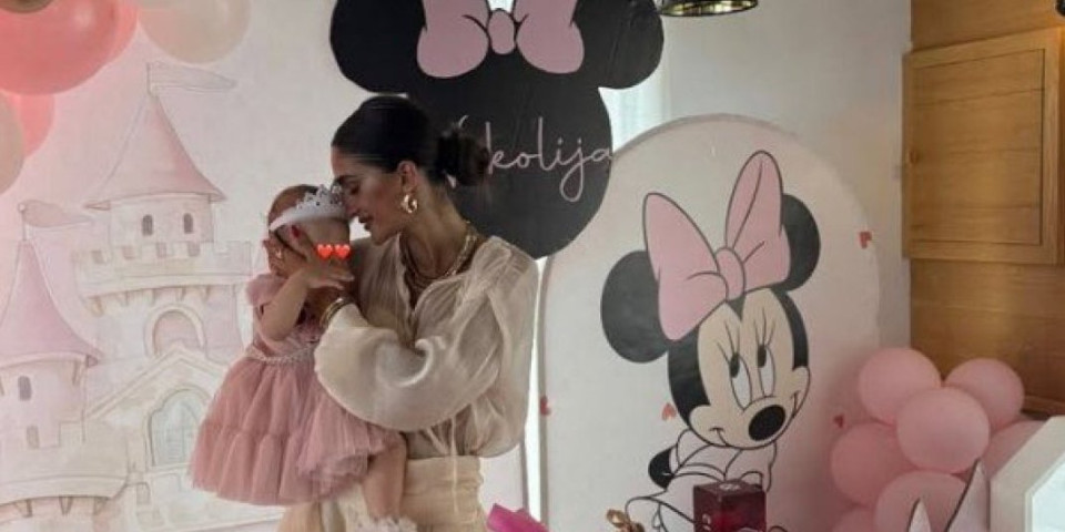 Porodica Đuričić van sebe od sreće - Anđela se vratila u Crnu Goru, a onda obradovala vestima (FOTO)